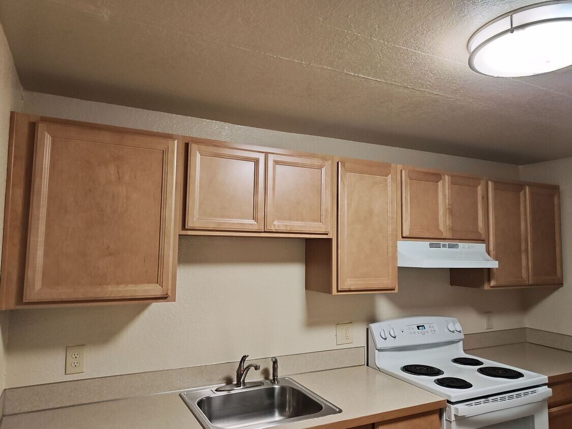 Foto del edificio - Two bedroom with den! Washer and dryer in unit! Ground Floor Unit.