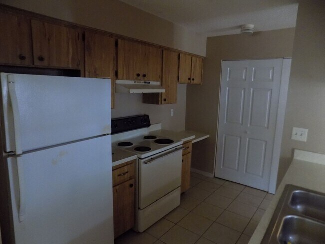 Building Photo - Spacious 2/2 Duplex IN Zephyrhills