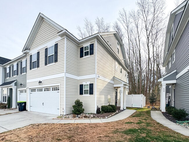 Foto del edificio - RENOVATED 4 BEDROOM/3 BATH IN VIRGINIA BEACH! READY FOR RENT!!