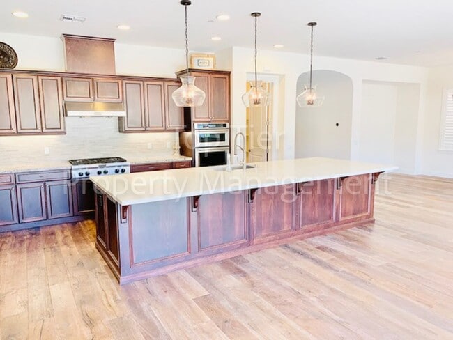 Building Photo - Stunning 5 Bd/5.5 Ba, 4825 sf single-famil...