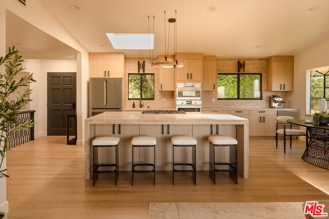 Foto del edificio - 7802 Torreyson Dr