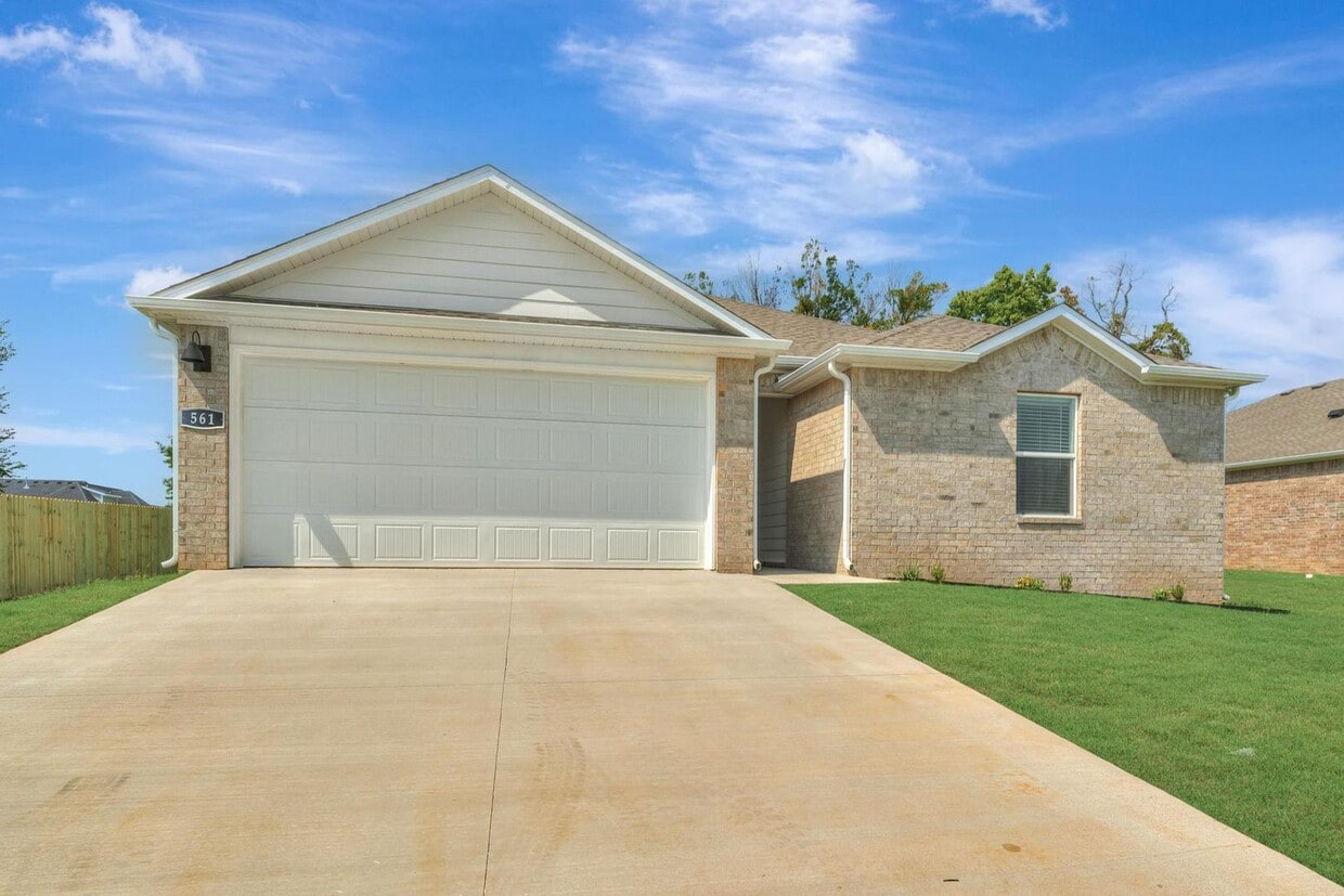 Foto principal - Spacious 3 Bed, 2 Bath Home with Open Layo...