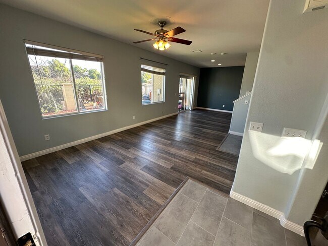 Building Photo - 3 bed, 2.5 bath Townhome in Eastlake