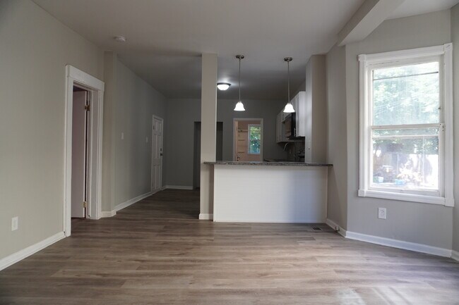 Building Photo - 27 N Lake Ave