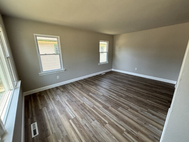 Building Photo - Charming 4-bed House in Gary!