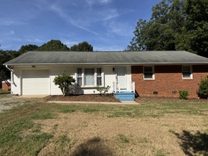 Building Photo - 118 W Dogwood Dr