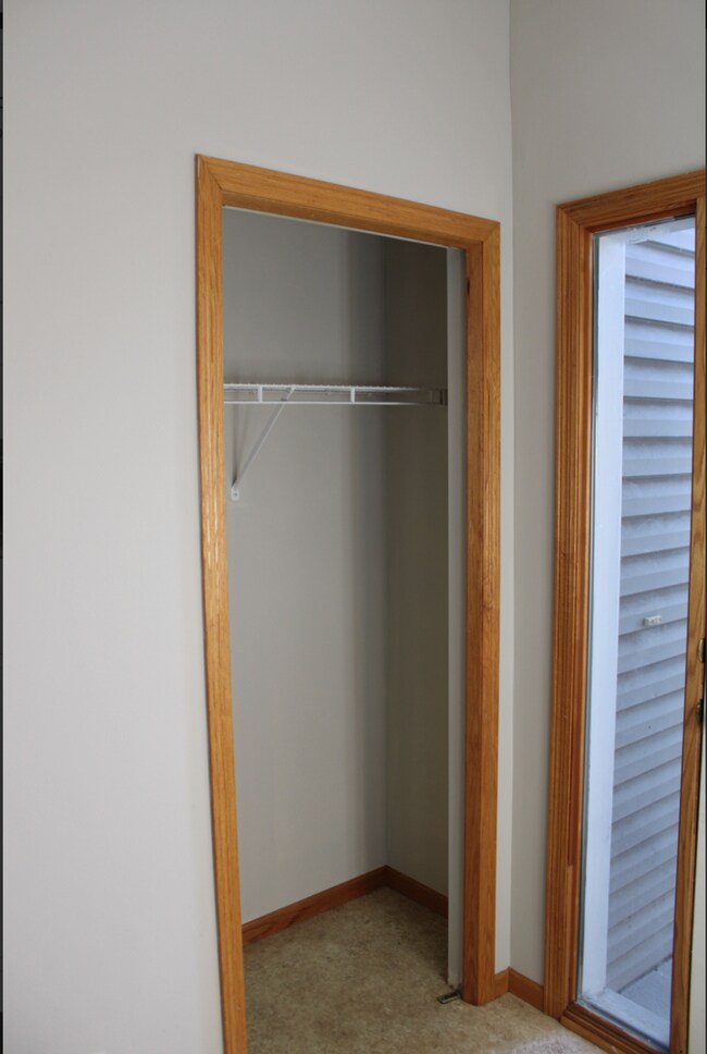 Foto del edificio - 451 Meadow Ln