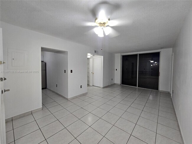 Foto del edificio - 8320 NW 8th St