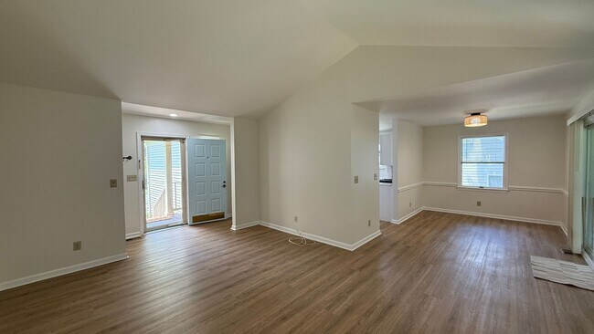 Foto del edificio - Newly Refreshed Rambler in Convenient Loca...