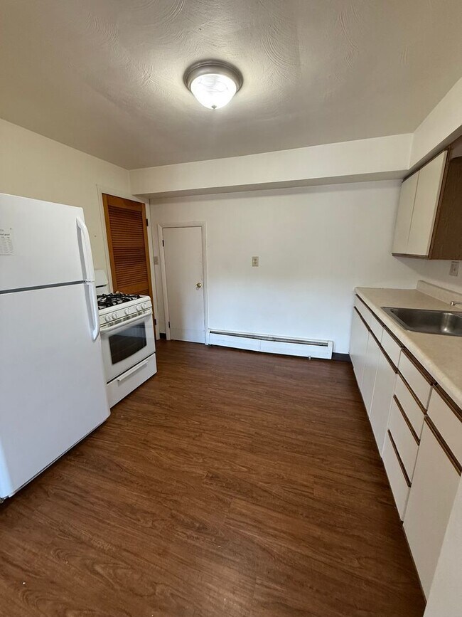 Foto del edificio - 2 Bedroom 1 Bathroom Apartment For Rent!