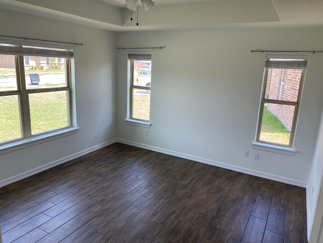 Building Photo - 817 Alexandra Ave