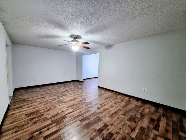 Foto del edificio - 700 E Airport Blvd