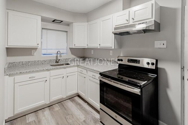 Building Photo - 3833 Lawler Dr