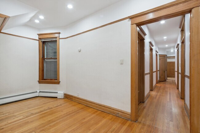 Building Photo - 3631 N Sheffield Ave
