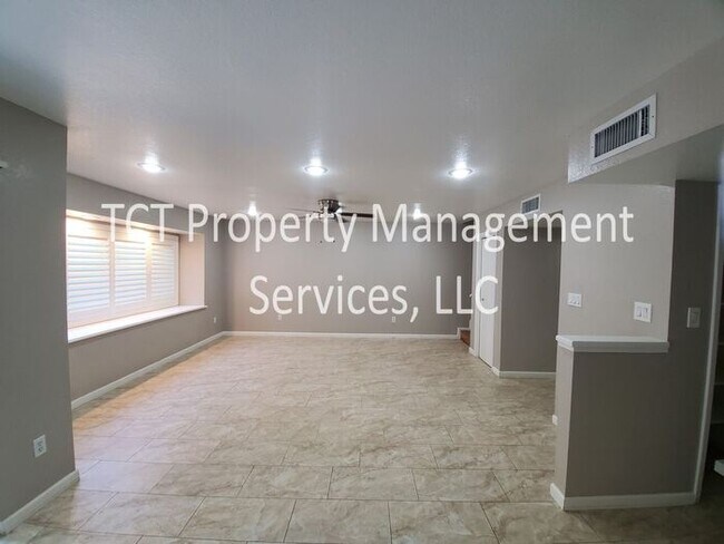 Building Photo - Three Bedroom Condo in the heart of Tempe