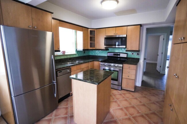 Foto del edificio - 5731 W Giddings St