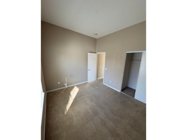 Building Photo - 2 Bed 2 Bath Duplex For Senior Living