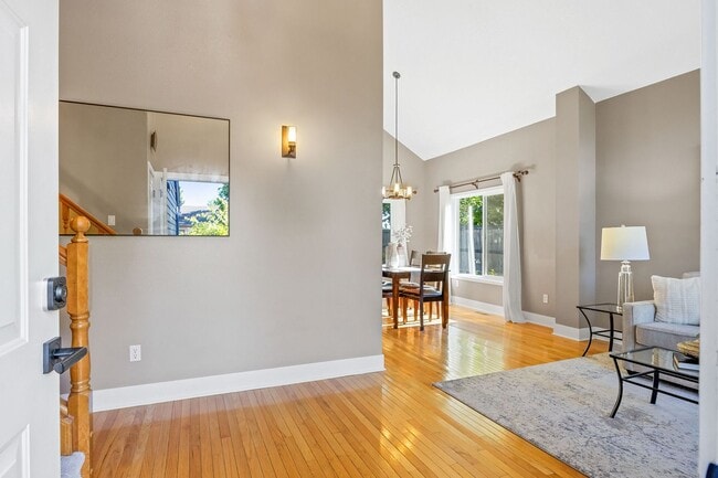 Building Photo - Month to Month Beautiful Spacious 3bed 2.5...