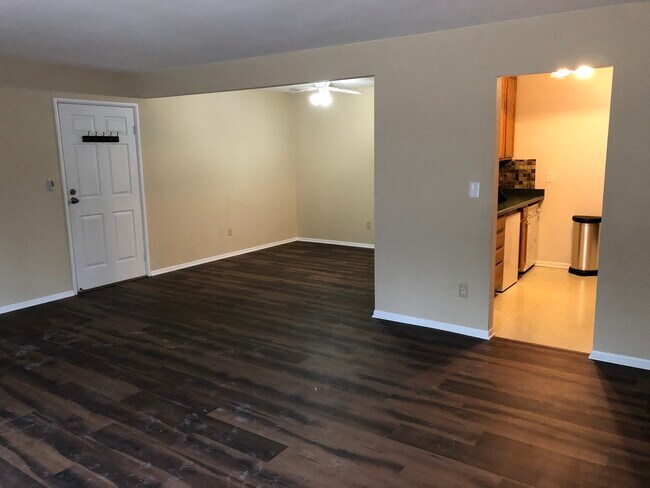 Foto del edificio - 508 Laurel Lake Rd