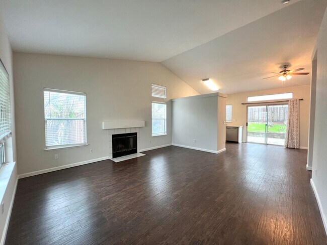 Foto del edificio - COMING SOON!! MARCH 1ST -->>Super Cute 3 B...