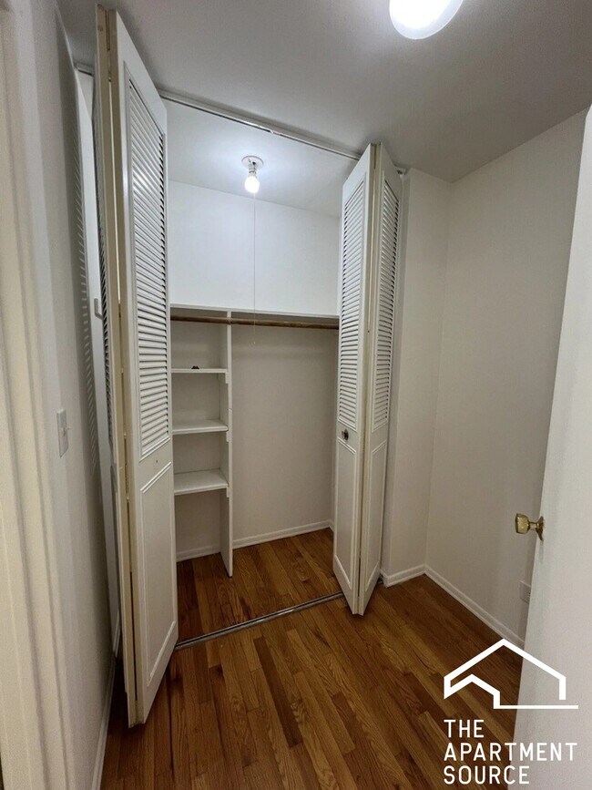 Foto del edificio - 6250 N Kenmore Ave