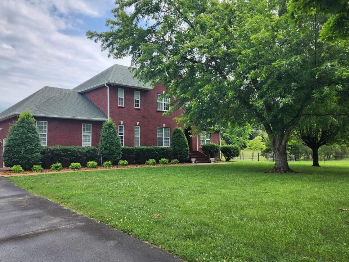 Building Photo - 449 Sanders Ln