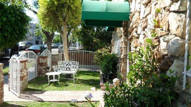 Foto del edificio - 761 Rose Ave