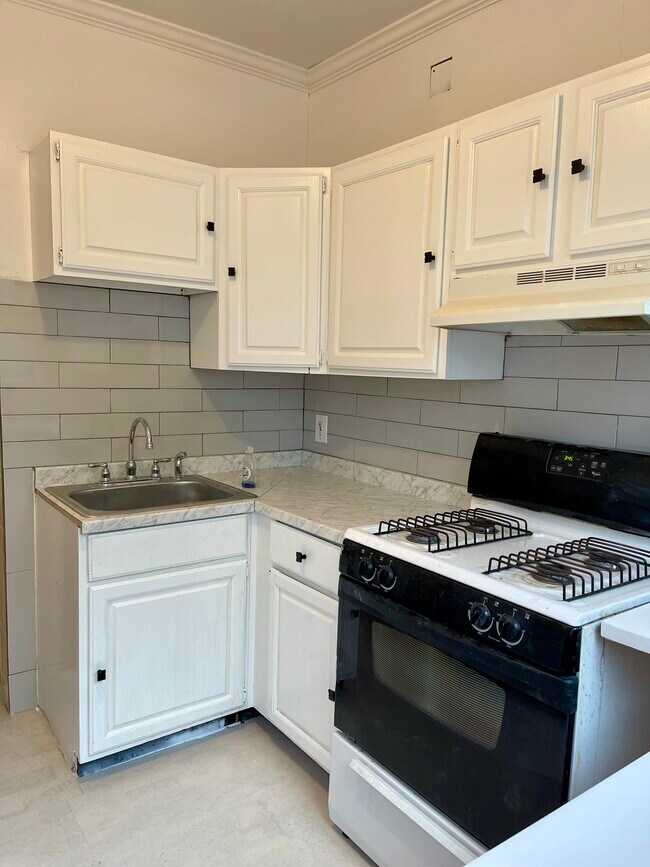 Cocina - 3020 Kenyon Ave