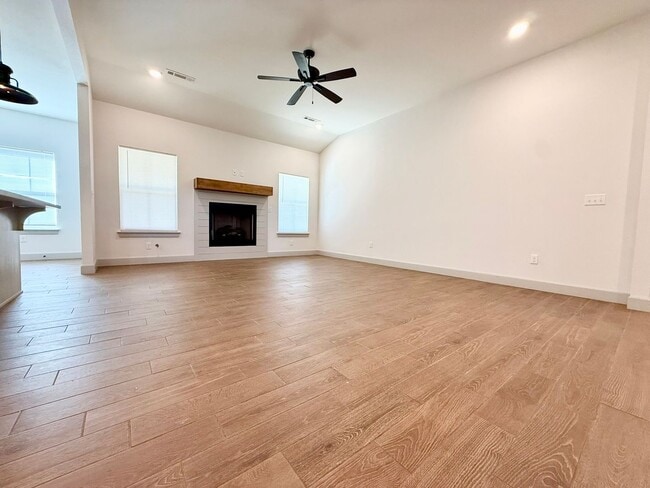 Building Photo - 1049 Parker Ln