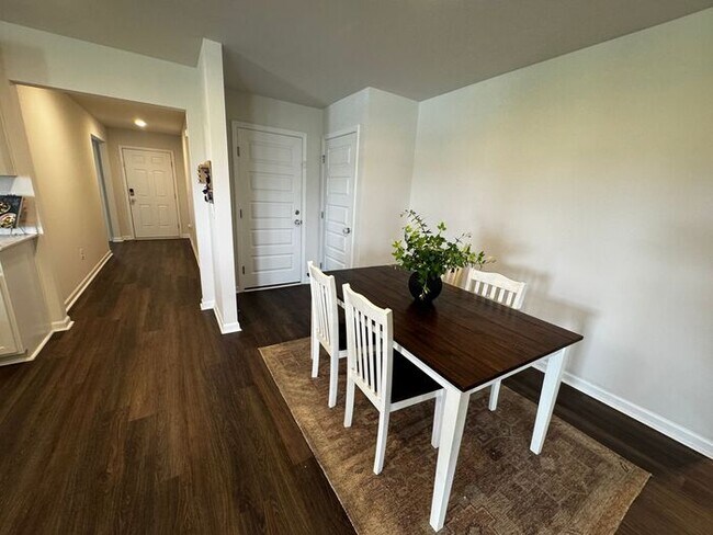 Foto del edificio - Beautiful 5 bedroom home available for rent