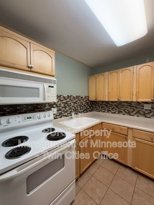 Building Photo - 1311 W 82nd St