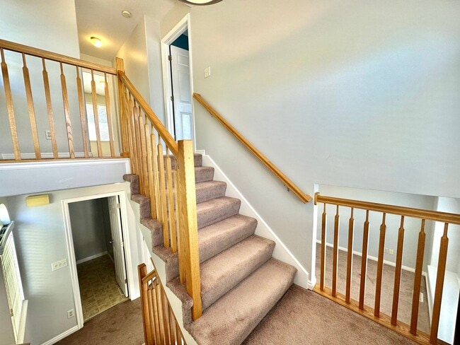 Building Photo - Great 2 Bd 2.5 Bath Townhome in Sandy