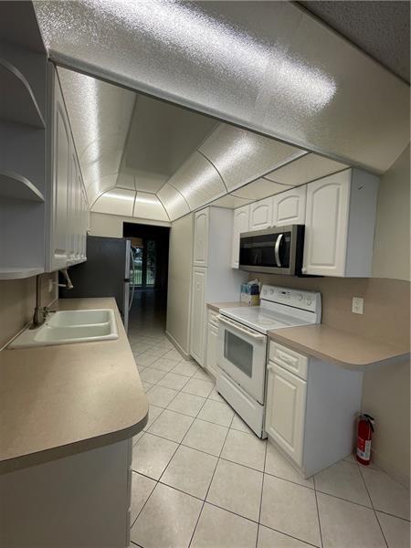 Building Photo - 250 Jacaranda Dr