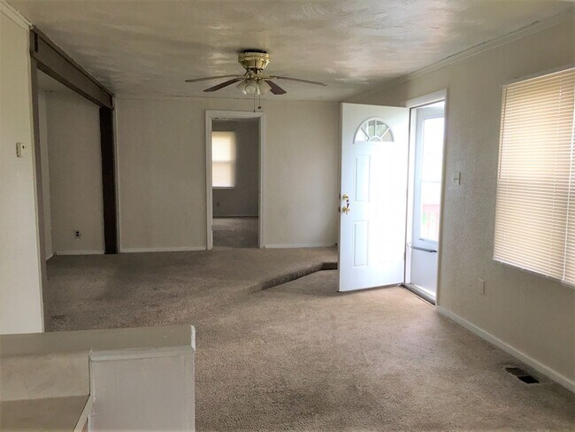 Foto del edificio - Three Bedroom Home with Main Floor Laundry on a Large Acre + Lot!!