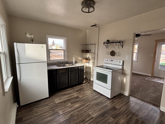 Building Photo - 124 7th St