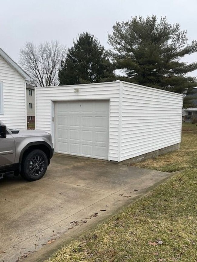 Building Photo - Immaculate Three Bedroom Home