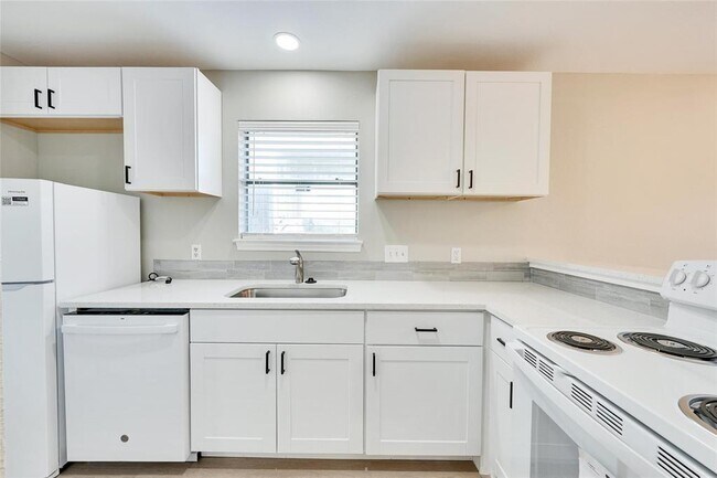 Building Photo - 6400 Auburn Dr