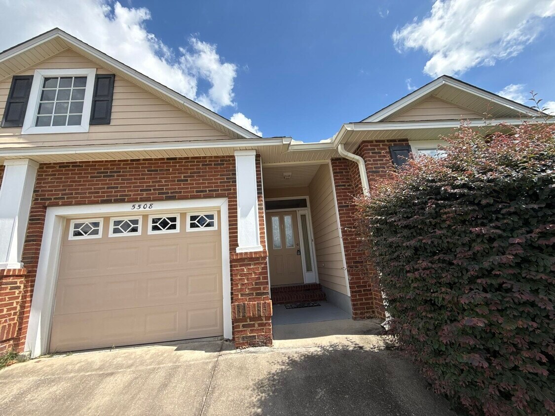 Foto principal - 5508 Hampton Woods Way
