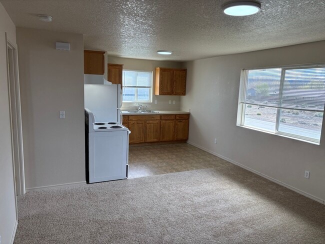 Building Photo - 1 Bedroom Unit with Detached Garage in Prineville