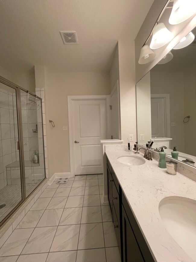 Building Photo - 423 Fairmont Dr