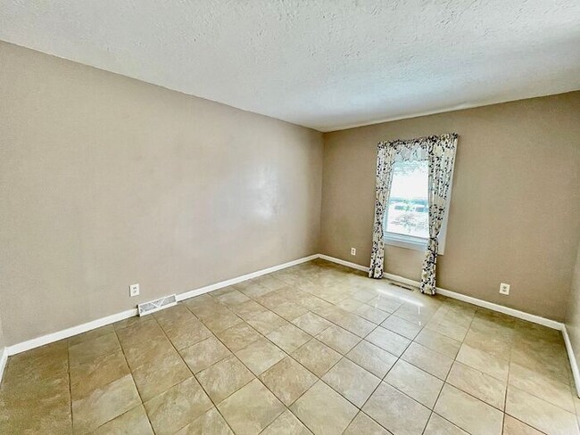 Building Photo - Great 2 bedroom, 1.5 bathroom duplex in Ol...