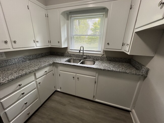 Building Photo - 1323 Meadowbrook Cir