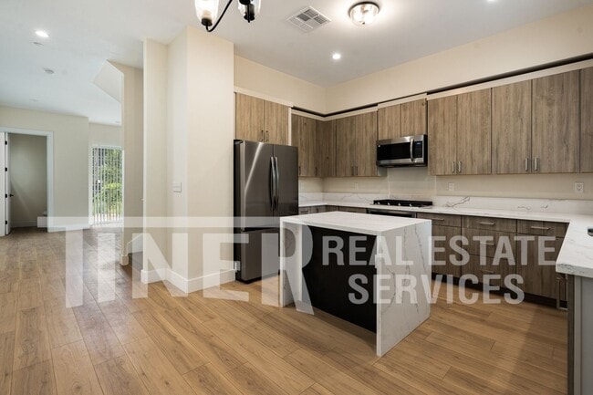 Building Photo - 425 G St