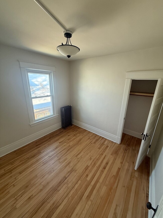 Building Photo - 664 Aurora Ave