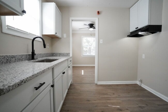 Building Photo - This beautifully updated 3-bedroom, 1-bath...