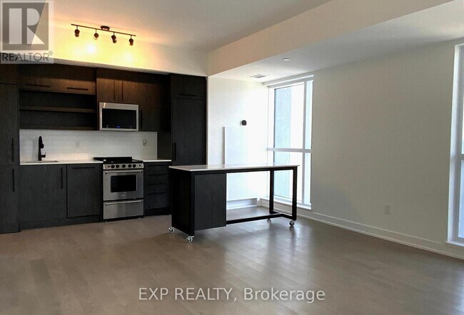 Building Photo - 560-1560 Rideau St