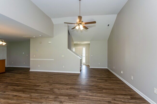 Foto del edificio - 7443 Hidden Creek Dr