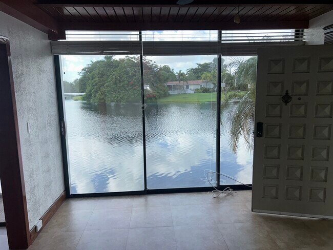 Foto del edificio - 6614 Miami Lakes Dr