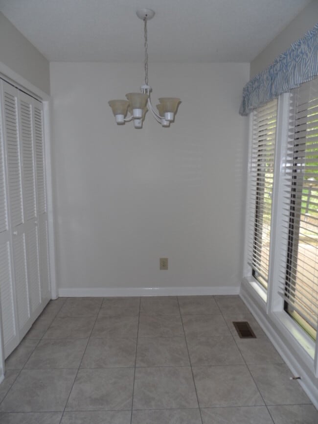 Foto del edificio - 4100 Five Oaks Dr