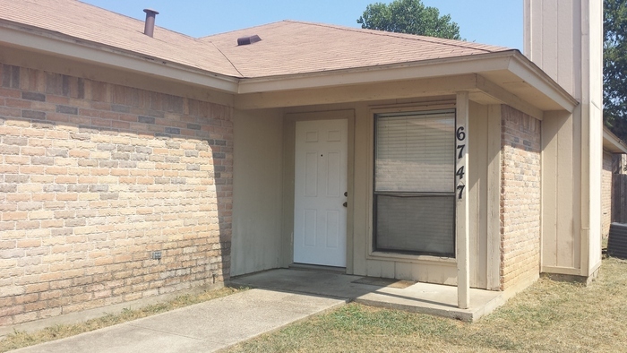 Foto principal - One Side of Duplex in SW Fort Worth